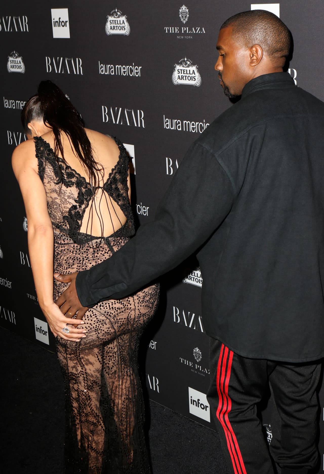 El rapero tocó los encantos de su mujer frente a las cámaras.
<br>