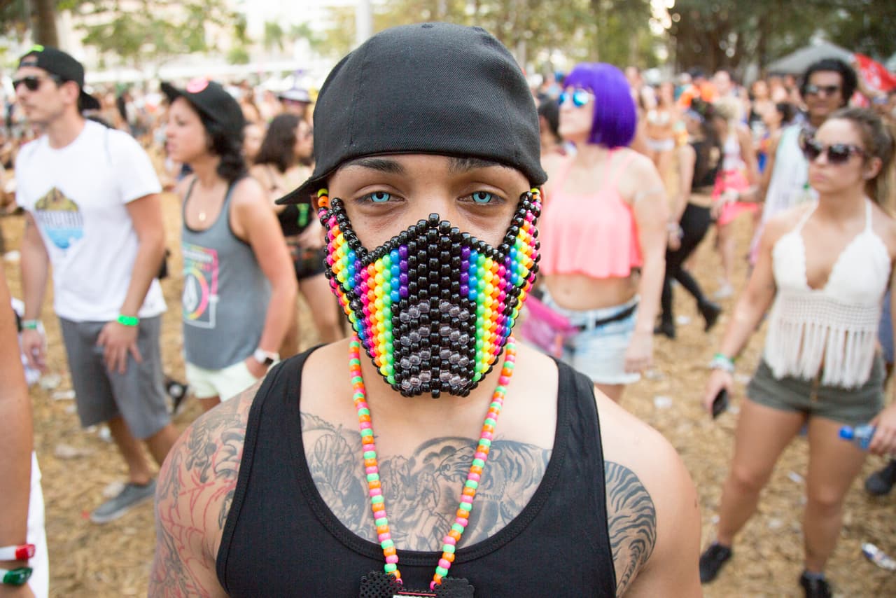 La estética del pixel y de los videojuegos se adueña de máscaras con los que muchos apuestan incluso revertir su humanidad y más bien parecer personajes salidos de la realidad virtual.