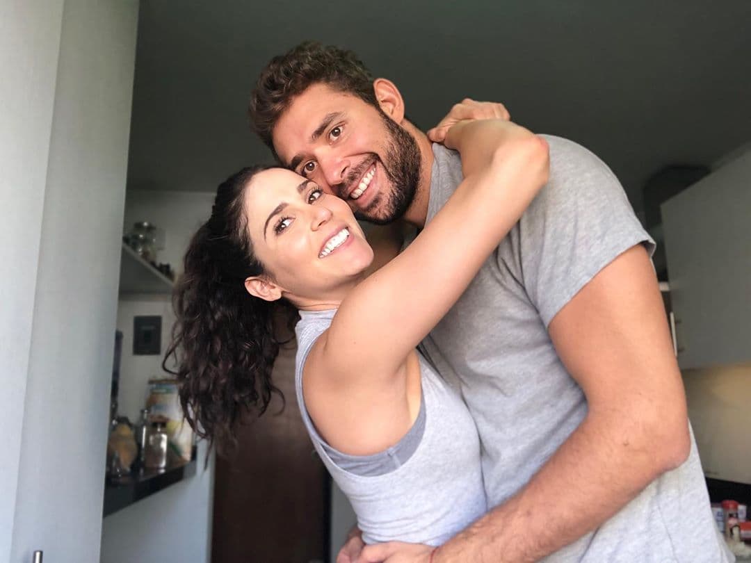 Respecto a su vida amorosa, mientras disfruta de su segundo protagónico, Eva también vive al máximo su relación con
<b>Pablo Castillo</b>, hermano de la actriz
<b>Fernanda Castillo</b>.