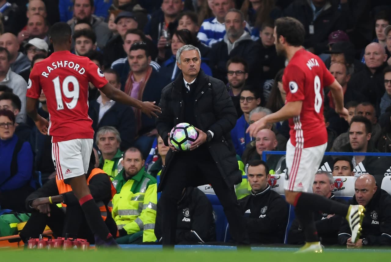 José Mourinho volvió al fútbol inglés para dirigir al Chelsea, del que fue relegado a mediados de 2016. Desde el comienzo de esta temporada, el portugués dirige al Manchester United, con el que busca replicar los títulos locales y de Champions que ha cosechado en su carrera.