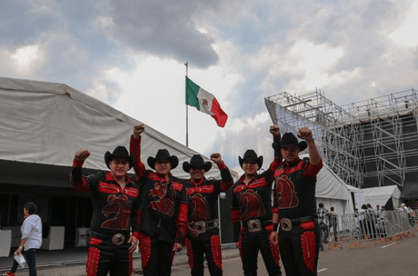 El encargado de abrir el evento fue la legendaria agrupación Bronco, lidereada por Guadalupe Esparza.