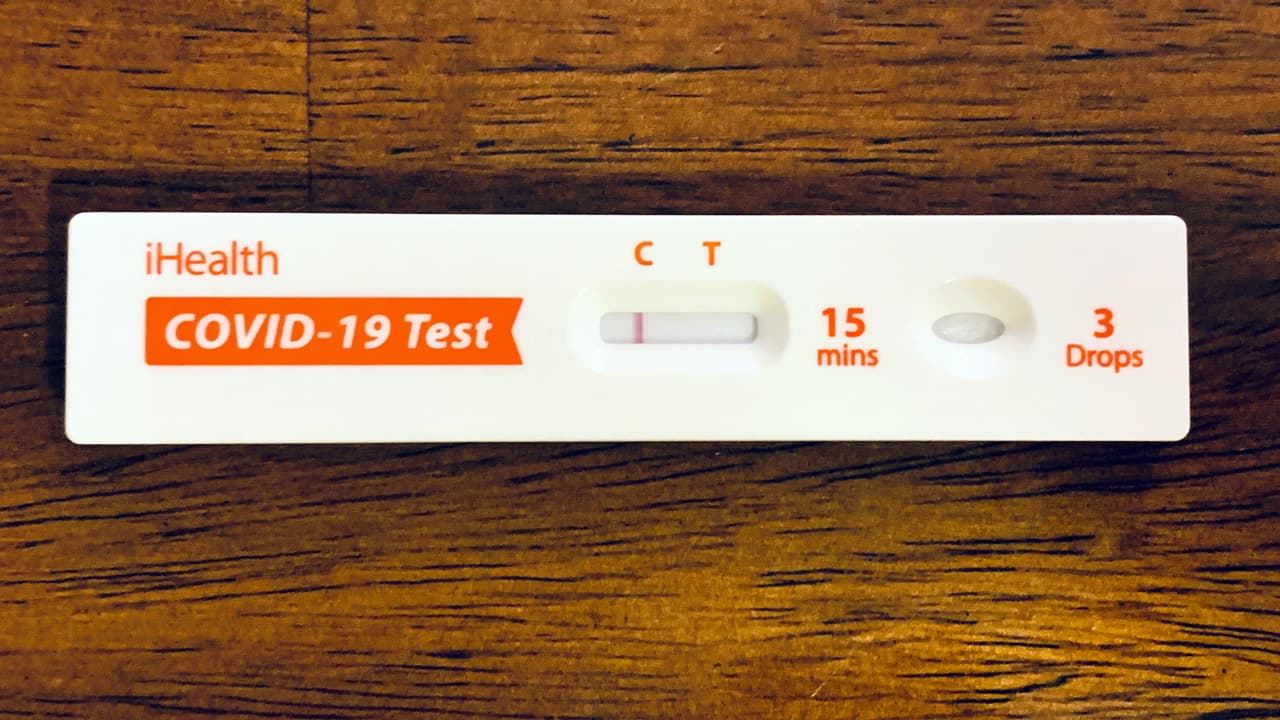 El jefe de Servicios de Cuidados Críticos de United Memorial Medical Center explica que 
<b>atiende muchos casos de personas con covid-19 a largo plazo. </b>
<br>
<br>"Estoy viendo que hay muchísimos casos de covid-19 prolongado. Básicamente, he visto toda afección de cualquier sistema de tu organismo que te puedes imaginar. Desde problemas de ojos, problemas del corazón, problemas de oído, problemas neurológicos, problemas gástricos", dijo el médico. 
<br>