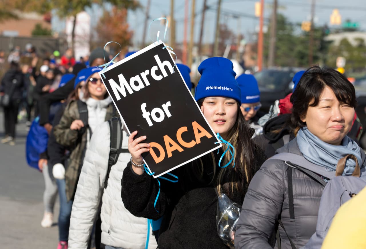 Manifestantes del grupo ‘Esta es mi casa’ en su marcha desde desde Nueva York, cuando les faltaban unas 8 millas para llegar a la Corte Suprema en el centro de Washington DC, el domingo 10 de noviembre. La manifestante Anel Medina, una enfermera de 28 años protegida por DACA que vive en Philadelphia, dijo a la agencia Reuters que el programa le cambió la vida. “Pude conseguir un trabajo y terminar la escuela de enfermería", agregó Medina, quien llegó a EEUU a los 5 años.