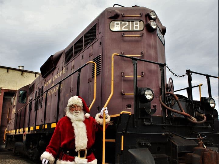 La experiencia de 
<b><a href="https://www.newhoperailroad.com/santas-north-pole-express-train/">“Santa’s North Pole Express Train”</a></b> es similar a la Premiun, pero en este caso el tren tiene una locomotora diesel clásica.