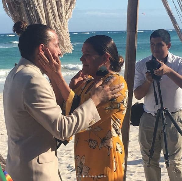 La señora Marlene Rodríguez Miranda, visiblemente emocionada, acompañó a su hijo Mau Montaner en este importante día.