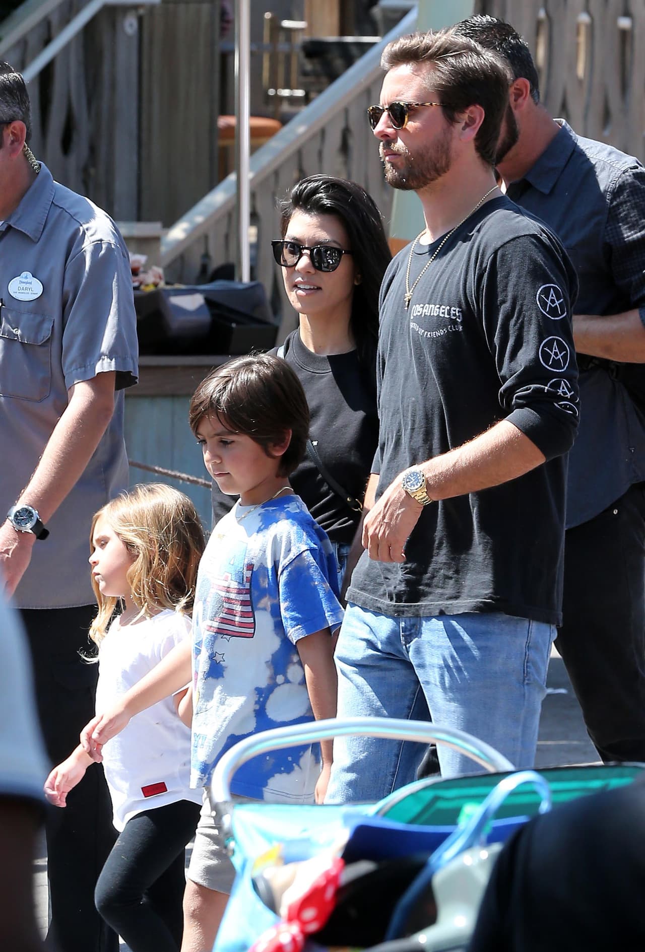 Kourtney, Scott y los chicos disfrutaron de juegos clásicos como 'It's A Small World', 'Thunder Mountain', 'Dumbo' y 'Mr Toad's Wild Adventure'.