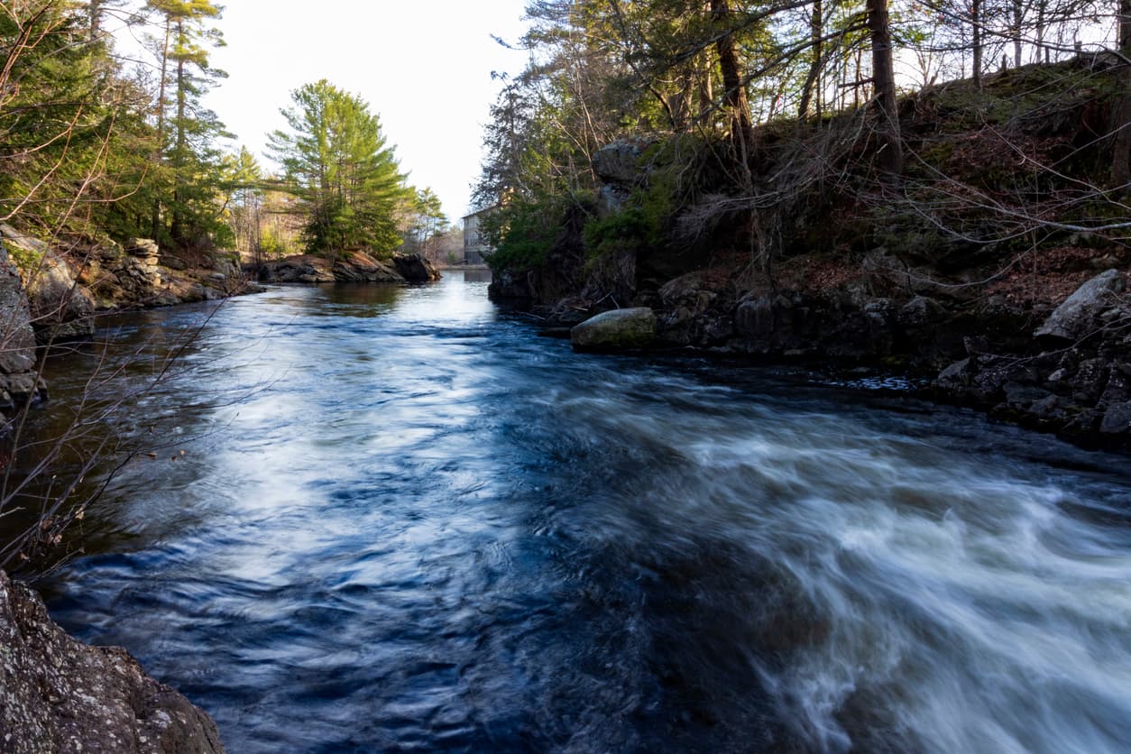 <b>4. Ríos de salmón del Atlántico de Maine: </b>un exceso de represas que se han construido en estos ríos amenazan directamente al salmón del Atlántico, el sostén de las tribus locales y el agua potable. Según el informe, "para evitar la extinción del salmón atlántico de Estados Unidos, es necesario actuar urgentemente en las presas de los ríos Kennebec, Penobscot y Union. Cuatro presas en el Kennebec, dos en el Union y al menos siete en el Penobscot están impidiendo la recuperación del salmón del atlántico, en peligro crítico de extinción".