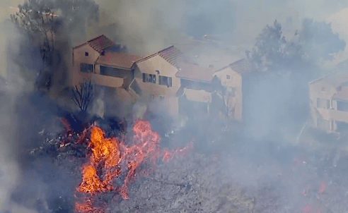 Incendio de maleza junto a zona residencial amenaza decenas de casas en Santa Clarita
