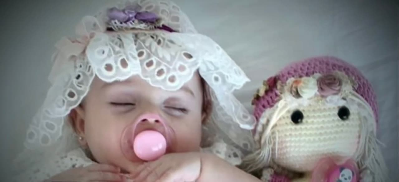 Sobre el mito generalizado sobre los beneficios de simplemente dejar dormir al bebé para que pueda conciliar el sueño, Grinberg le dijo a Michelle que "meter a un pequeño en un cuarto oscuro, cerrar la puerta y no verlo hasta el dia siguiente puede ser cruel y no lo recomienda".
<br>