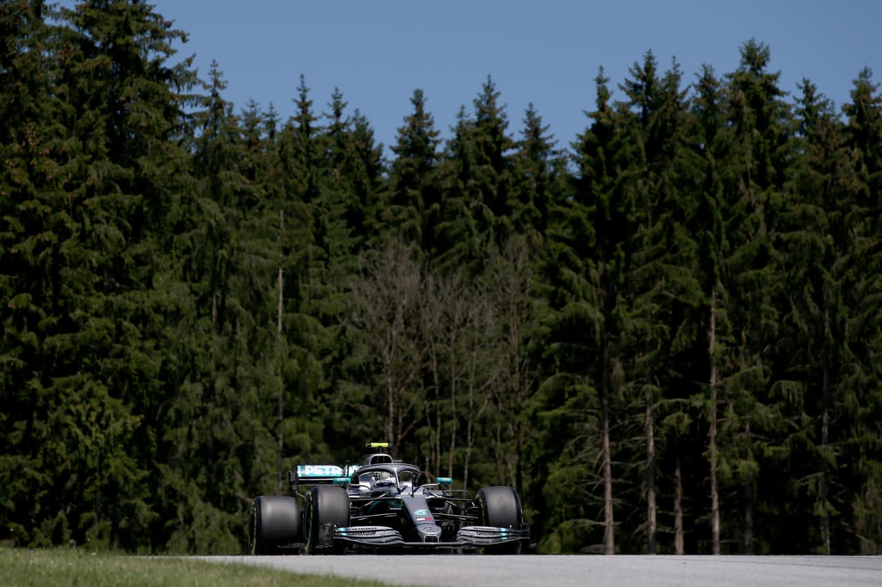 Este viernes los motores se prendieron en el Red Bull Ring, en Spielberg, para dar inicio al Gran Premio de Austria con las primeras dos sesiones libres. Charles Leclerc y Lewis Hamilton fueron los dos más rápidos en una jornada accidentada en la que Max Vertsappen, Valtteri Bottas, Sebastian Vettel, Pierre Gasly, entre otros, tuvieron inconvenientes.