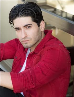 No dudamos que este galán deje una hilera de corazones rotos.