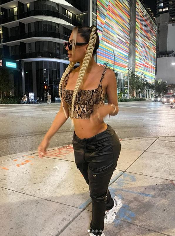 Tendrá que pagarle a 
<b><a href="https://www.univision.com/shows/el-gordo-y-la-flaca/eleazar-gomez-debe-pagar-21-mil-dolares-requisitos-libertad">Tefi Valenzuela la cantidad de 21,000 dólares</a></b>, como reparación de daños, no podrá acercarse a la modelo peruana ni frecuentar los mismos lugares.
<br>