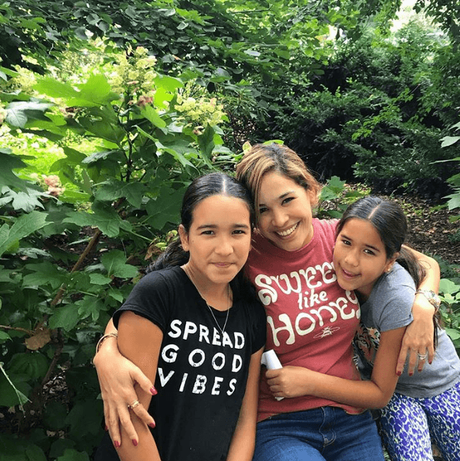 Desde el nacimiento de su primogénita su vida se llenó de bendiciones. Un año después llegó Michaella y juntas han pasado grandes aventuras.