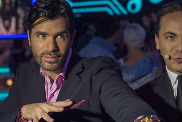 Caras graciosas, bromas, muestras de afecto y selfies con los fans, de todo pasa en el backstage y los famosos lo saben. Mira todo lo que no pudiste ver en la gala cinco de Me Pongo De Pie.