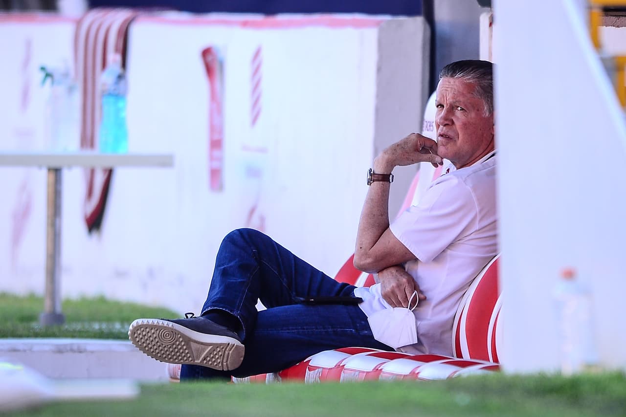 Ricardo Peláez, director deportivo de los tapatíos, estuvo en la cancha del Estadio Victoria antes del inicio del partido.