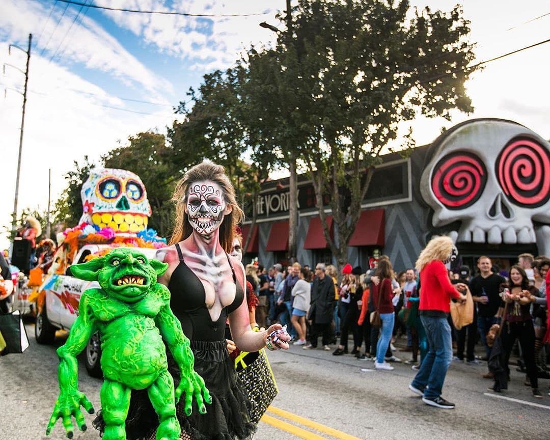 <b><a href="https://www.l5phalloween.com/">Little 5 Points Halloween Festival and Parade (22 y 23 de octubre)</a></b>. El Little 5 Points Halloween Festival and Parade es un evento único que muestra la comunidad más dinámica y creativa de Atlanta. Decoración de calabazas, vendedores ambulantes y presentaciones en vivo llenan este evento de dos días. Y lo mejor de todo es que es totalmente gratis.
