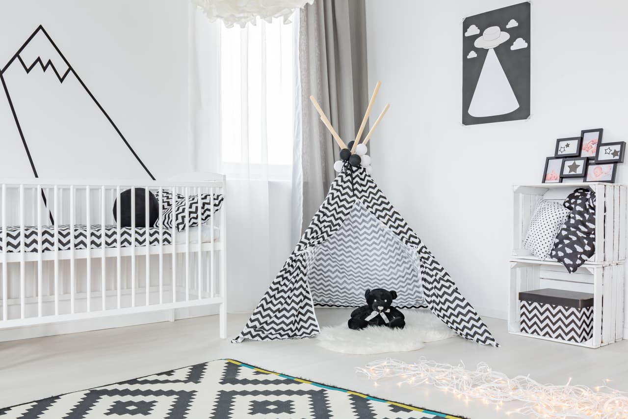 Combinar el negro y blanco está de moda y también se vale utilizarlos en la habitación infantil. ¿A poco no luce genial?