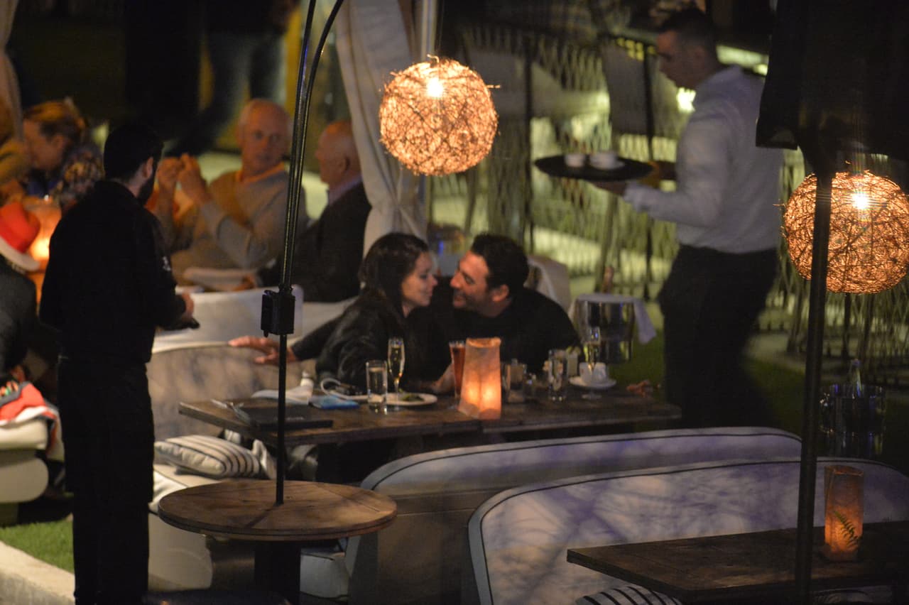 Adriana Lima rompió con el receptor de New England Patriots Julian Edelman hace sólo una semana. Sin embargo, se le vio besándose en un restaurante con el chico malo de los muchachos de Nueva York Mitch, Matt Harvey. Estas son las primeras fotos de la nueva pareja. La pareja llegó en yate y cenaron y tomaron champán por horas en el River Yacht Club el 15 de marzo de 2017, en Miami, Florida.