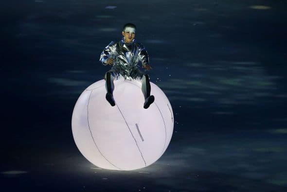 No obstante la exdiputada italiana Vladímir Luxuria, conocida defensora de los derechos de los transexuales fue detenida violentamente por los policías.