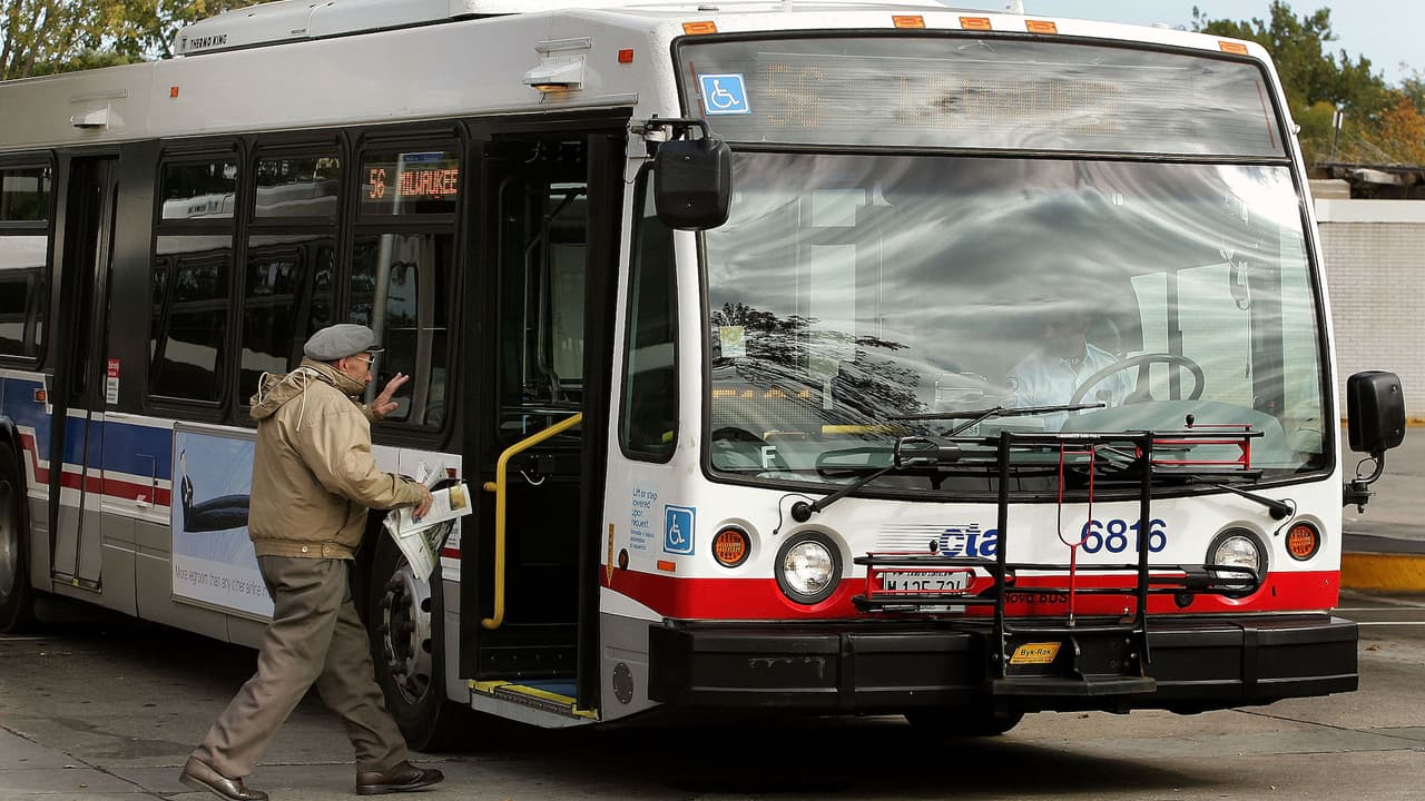 Protestan contra el cambio de una parada de autobús de CTA en el norte de Chicago