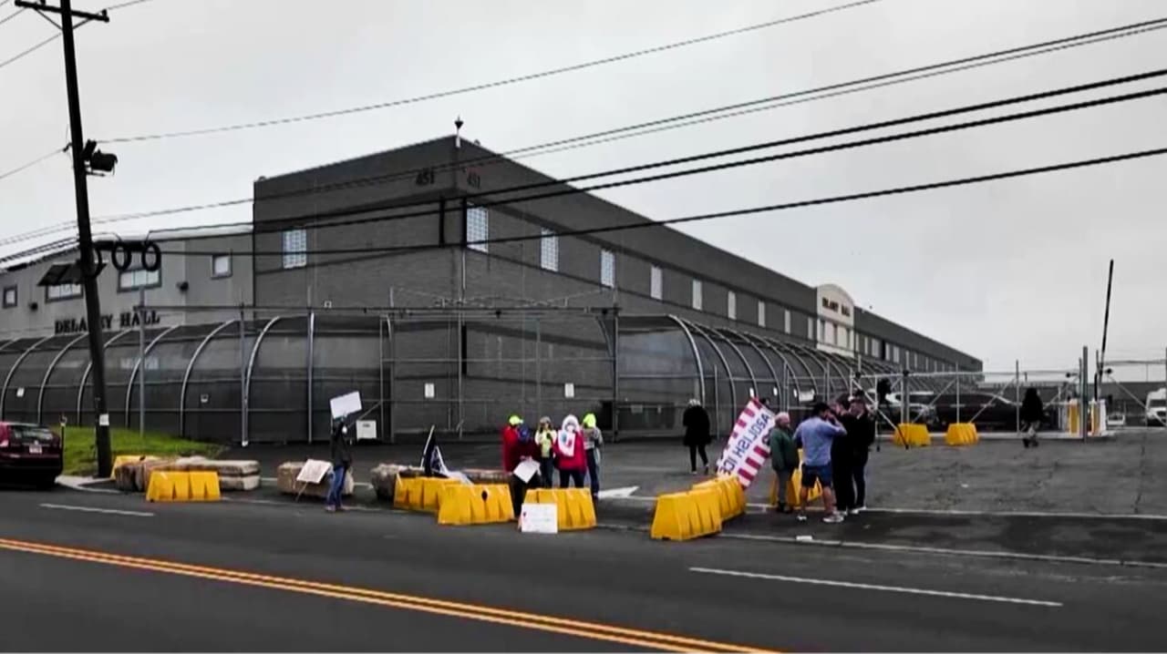 Migrantes recluidos en el centro de detención de Delaney Hall en NJ denuncian presuntos abusos