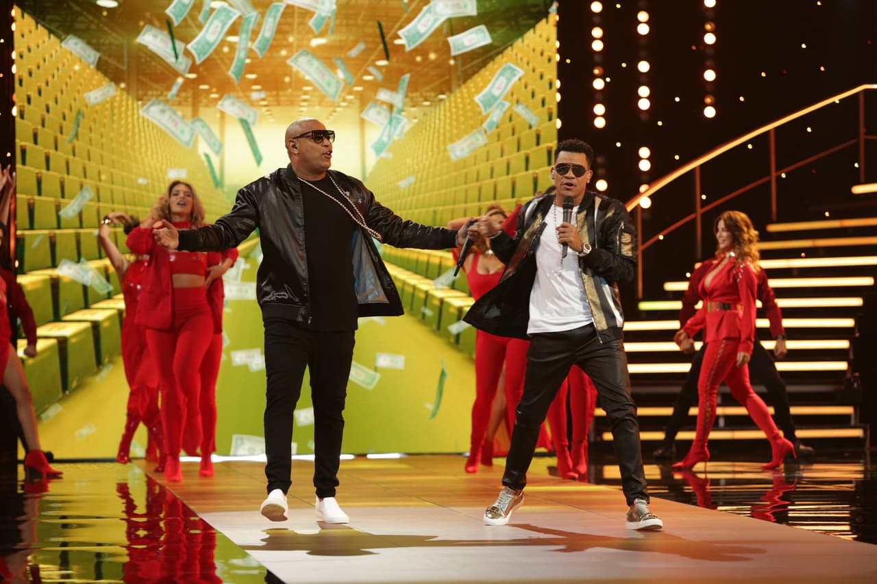 El vestuario rojo fue la mejor elección para que las chicas bailaran al ritmo de un tema tan candente.