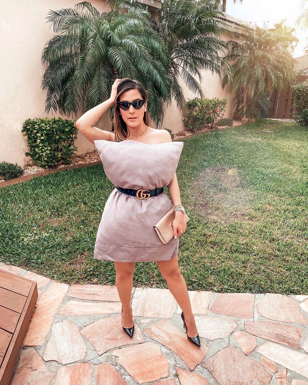 Para imprimirle un poco de humor a los días de confinamiento por el coronavirus, la millennial de Despierta América, Jessica Rodríguez, se unió al creativo 'challenge' de vestir con almohadas. Como toda una fashionista posó en su jardín y colgó la foto en sus redes sociales.