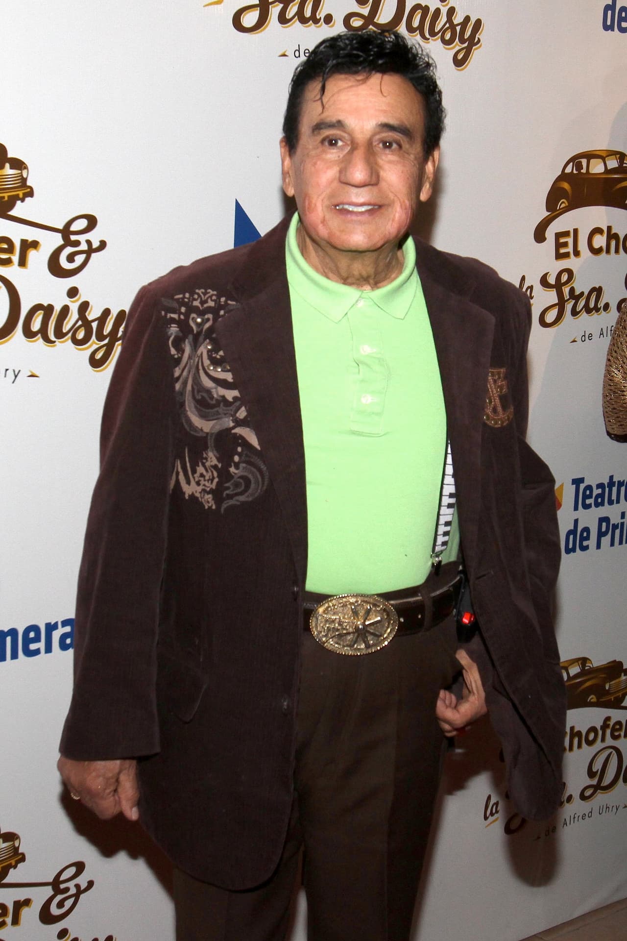 "Para aclarar tanto chisme y tanta cosa que está surgiendo. Estoy aquí en el hospital […] Le acaban de tomar los signos vitales delante de mi, tiene 90/110 de presión, todo está perfecto, lo único es que no acepta la comida, no quiere comer lo que le dan, le dan comida de hospital, de ahí en fuera no tiene nada más".
<br>