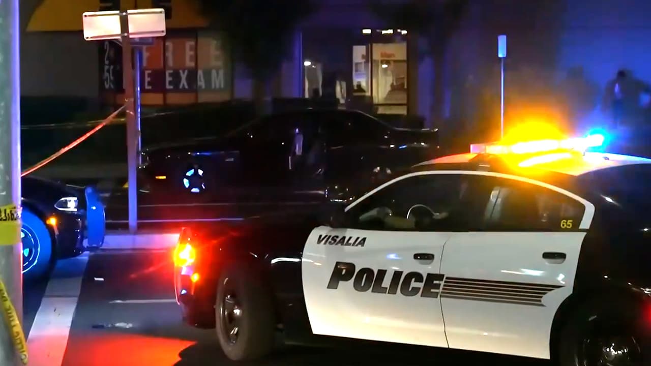 Tiroteo deja dos heridos de gravedad a bordo de un auto deportivo en Visalia