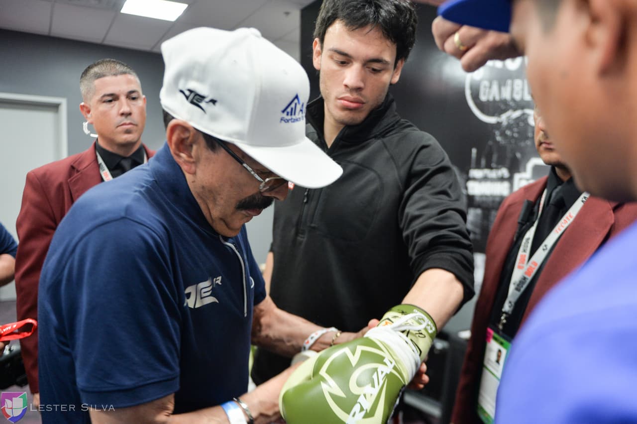 Te acercamos a los golpes que se dieron Saúl 'Canelo' Álvarez en contra de Julio César Chávez Jr., imágenes que te harán sentir en el ring.