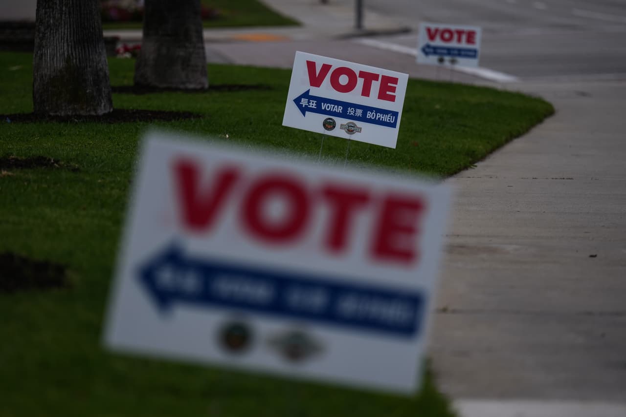 Se ven carteles electorales en el exterior de un centro de votación en La Habra, California, el martes 2 de junio de 2026. (Foto AP/Jae C. Hong)
<br>