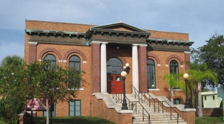 <b>West Tampa Branch Library</b> es una de las diez bibliotecas públicas de Florida financiadas por el filántropo Andrew Carnegie. Se construyó en 1913 con un estilo arquitectónico neoclásico. 
<br>
<br>Se 
<a href="https://www.facebook.com/WestTampaLibrary/ " target="_blank">ubica</a> en el número 2312 de la calle Union y además de gran variedad de libros, los usuarios pueden disfrutar de trípticos al óleo sobre lienzo del artista Ferdie Pacheco que se encuentran en el vestíbulo principal.
<br>
<br>Su horario es de lunes a sábado de 10 de la mañana a 6 de la tarde. Su teléfono es el 813-273-3652.
<br>