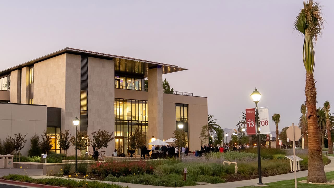 <b>Universidad de Santa Clara, </b>ubicada en el condado de Santa Clara, en el área de Silicon Valley.
<br>
<b>Ranking Nacional: <a href="https://www.usnews.com/best-colleges/ca?schoolType=national-universities" target="_blank">Nº55 en el ranking Nacional</a></b>
<br>
<b>Matrícula 21-22 y costos asociados: </b>$55,860
<br>
<b>Salario promedio al egresar: </b>$65,900