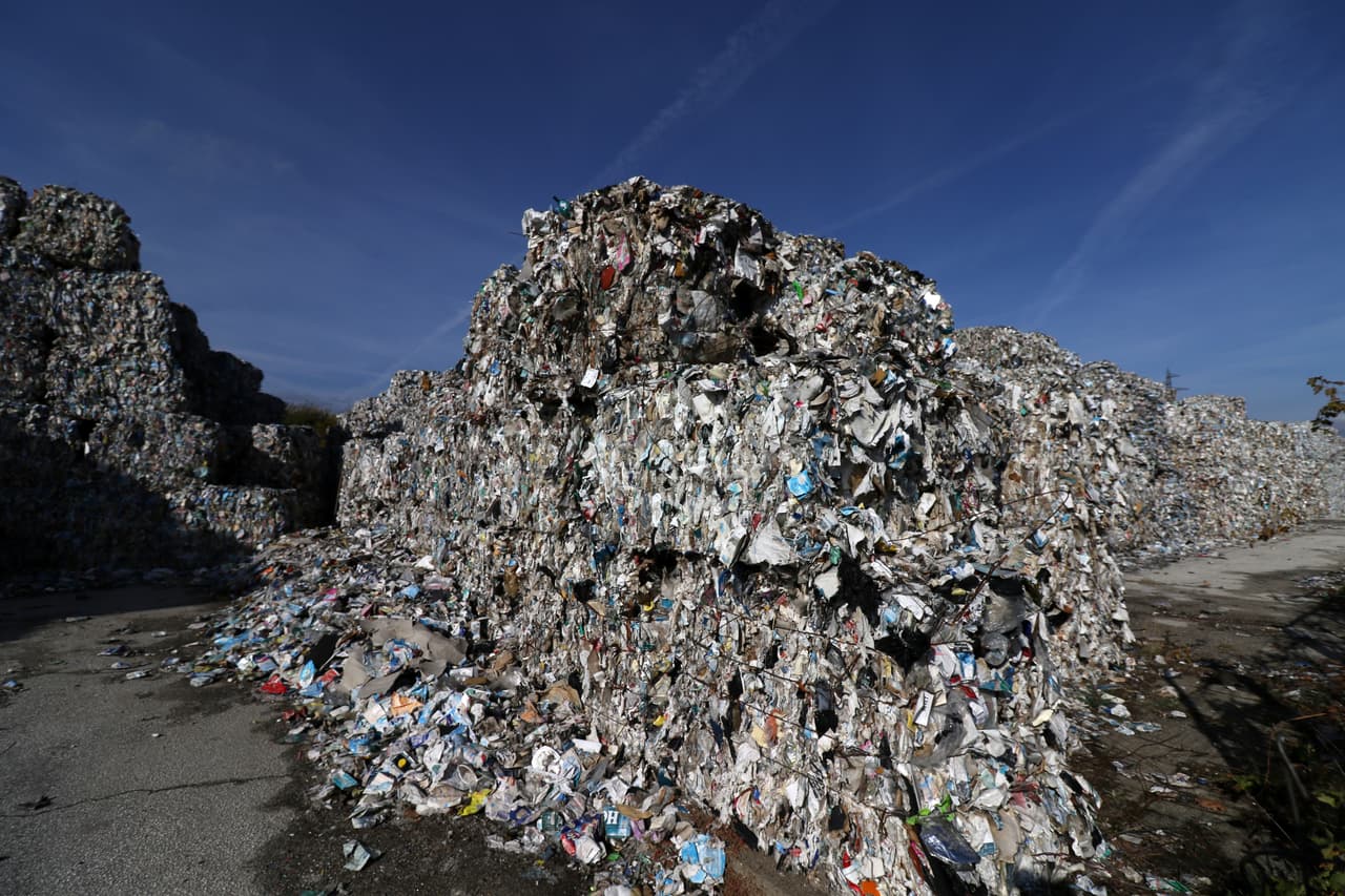 <b>Puesto 2. Bulgaria: 26.7 toneladas métricas de desperdicios anuales por persona.</b> Esta nación, de aproximadamente 7 millones de habitantes genera casi la misma cantidad de basura por persona que EEUU. Esto se debe en gran parte a los desechos producidos por la industria de la construcción, sin embargo es uno de los países que mayor esfuerzo hacen para minimizar su impacto sobre el medio ambiente.