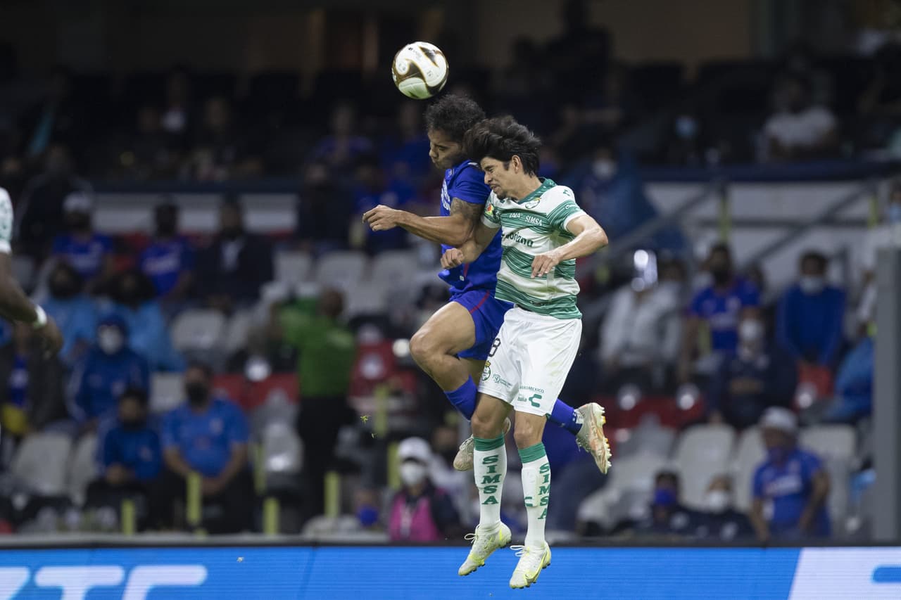 Santos intentó sobre todo con pelotas por aire pero la zaga local era un muro.