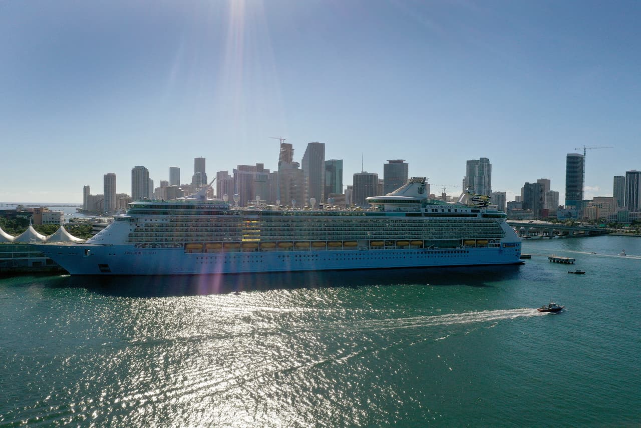 A lo largo de la pandemia, los cruceros han sido denominados por los CDC como uno de los sitios de mayor riesgo para contraer el coronavirus, y hasta diciembre del 2021 se mantuvieron como nivel 4. 
<br>