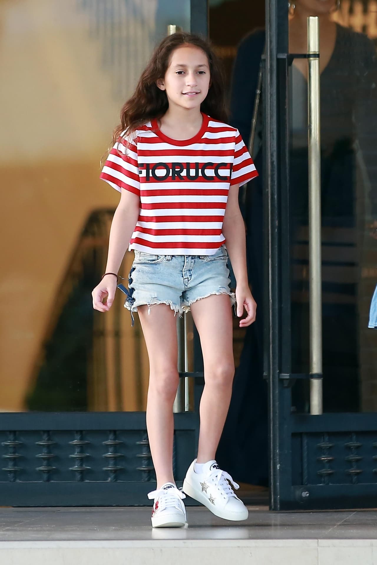 Este martes, 11 de diciembre, y
<b><a href="https://www.youtube.com/watch?v=HGS70F1v8tA">en entrevista con Jimmy Fallon</a></b>, la 'Diva del Bronx' reveló que dirigió a
<b>su hija Emme Maribel</b>, que a sus 10 años insistió en que podía actuar en el video.