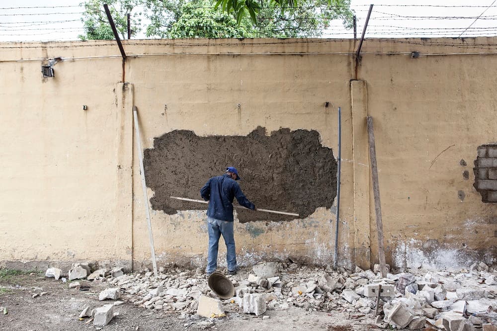 Las personas que ingresaron a Productora Amadio lo hicieron por la puerta principal, pro también abriendo boquetes de hasta dos metros de diámetro en las paredes traseras de la empresa. Este martes se realizaron trabajos para cerrar estos huecos, que eran al menos tres.