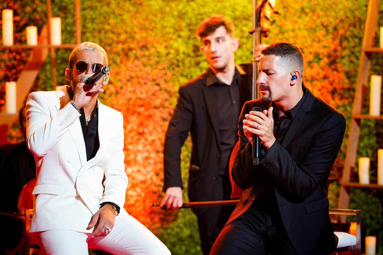 <b>Mau y Ricky </b> le dieron el toques romántico a la alfombra magenta e interpretaron
<b> 'Qué dirías'.</b> 
<br>