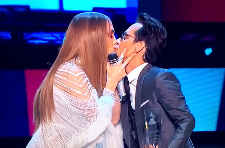 Uno de los besitos más sonados es éste, donde
<b> JLo</b> y 
<b>Marc Anthony</b> juntan sus labios.
