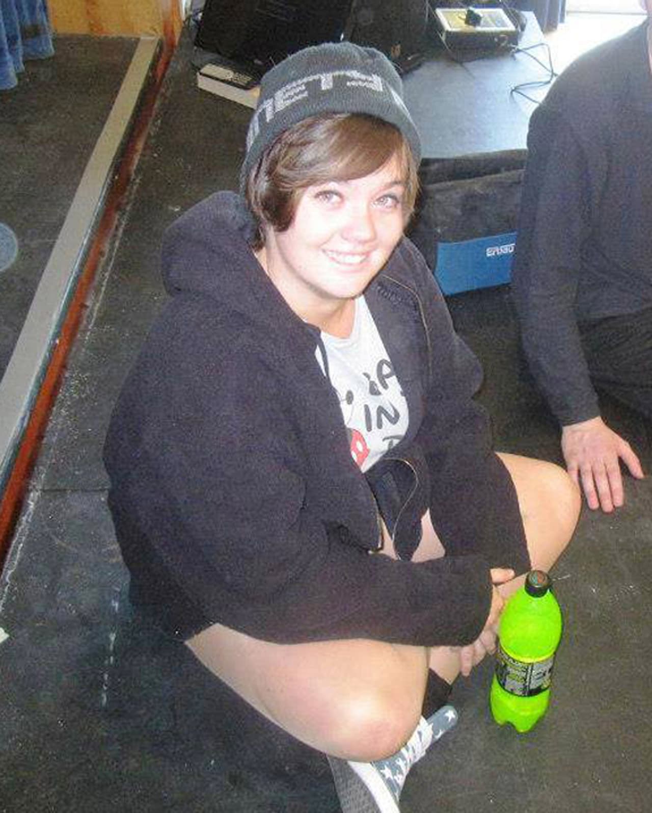 La joven de 23 años trabaja como voluntaria y carga cosas pesadas, de modo que así justificó su dolor de espalda.