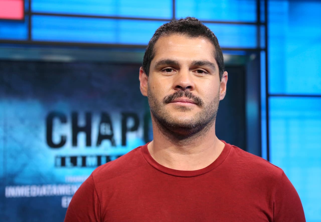 Marco de la O began his career at the age of 18 in Mexico City working in musicals while studying at M&M Studio, by Patricia Reyes Espindola.