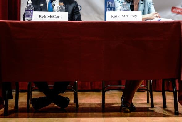 Los pies de Rob McCord y Katie McGinty. Imagen por Menglong Liang.