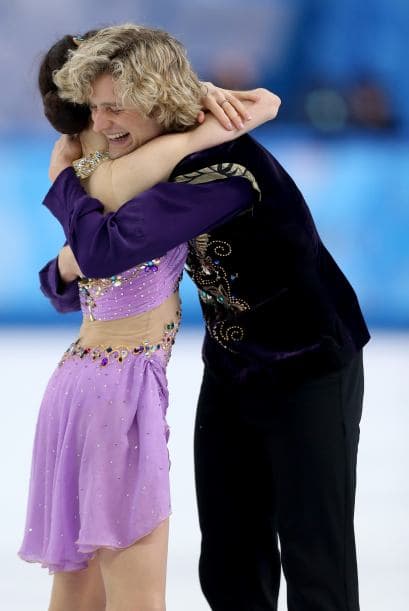 Meryl Davis y Charlie White se han proclamado hoy campeones olímpicos de danza de patinaje artístico en Sochi 2014, una vez disputado el programa libre en el que mantuvieron el liderato que el domingo alcanzaron en el corto. Davis y White, primera pareja de EEUU en ganar un Mundial y que llegaron a Sochi como subcampeones olímpicos, se impusieron en el Palacio Iceberg con 195,52 puntos y un programa largo con música de 'Sherezade", de Nikolai Rimski-Korsakov. Superaron a los defensores del título, los canadienses Tessa Virtue y Scott Moir, que se colgaron la plata con 190,99. El bronce ha sido para la pareja rusa integrada por Elena Ilinykh y Nikita Kapsalapov, con 183,48. Meryl y White llevan 17 años patinando juntos.