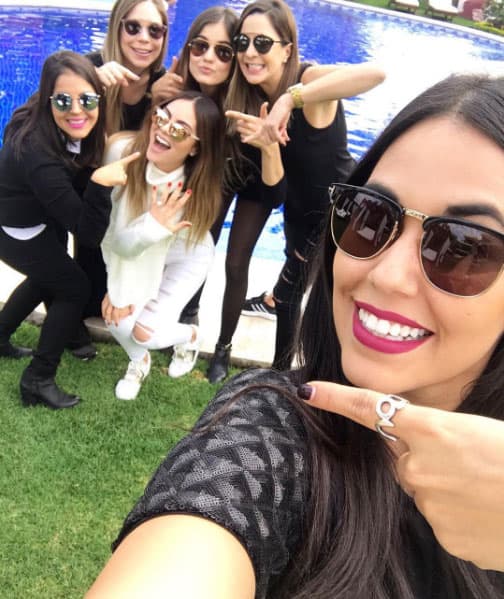 "Mi primera despedida de soltera jajajaja 👰🏻💍 organizada por mis primas y mi hermana 💅🏼 @monynm @karinant2 @lorenavarrete @mariananro @dannyne @ximenanr 👯👯👯", escribió en Instagram.