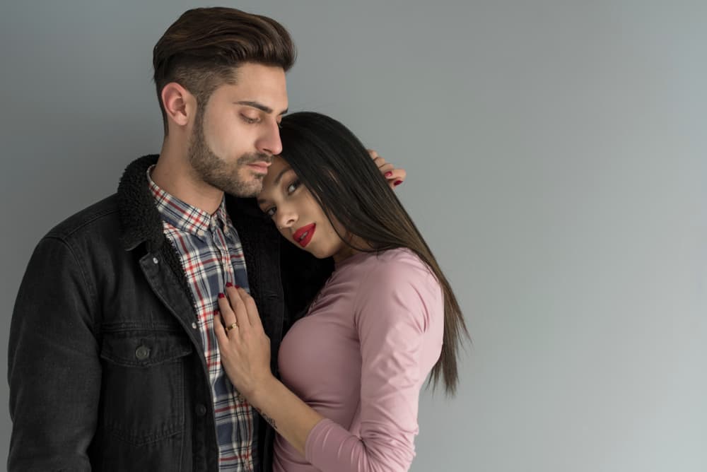 Quien se alejó de tu lado en un momento, ahora vuelve a ti y te busca día y noche. Esto en el punto de vista sentimental, de amistad y hasta laborales.