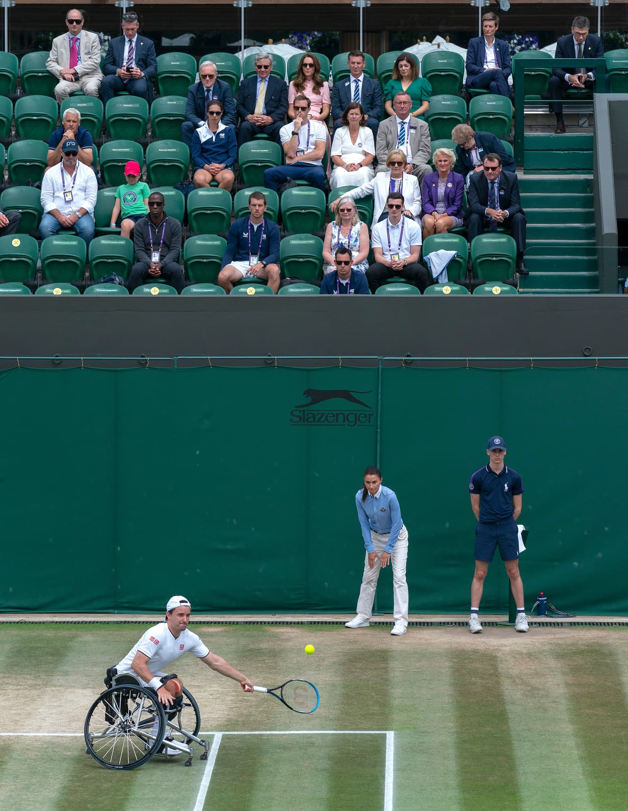 Luego del encuentro final entre los jugadores en sillas de ruedas, Kate Middleton se trasladó a la cancha principal en donde la familia real tiene un palco especial. 
<br>