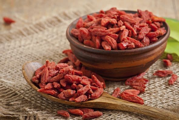 <b>Té de bayas de goji. </b>Este fruto tiene gran valor nutricional, pues es rico en vitaminas B2 y C, además de tener hierro, selenio, y antioxidantes, los cuales retrasan el proceso de envejecimiento de la piel y de las células.