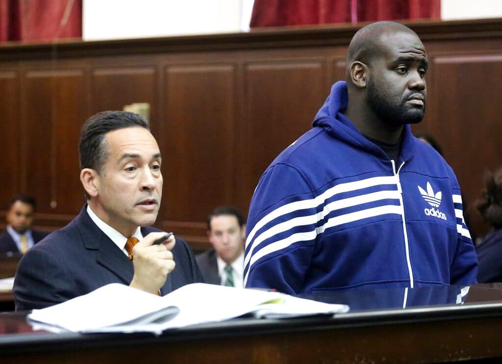 Raymond Colon (izquierda) durante la comparecencia de un cliente en Nueva York en 2013.