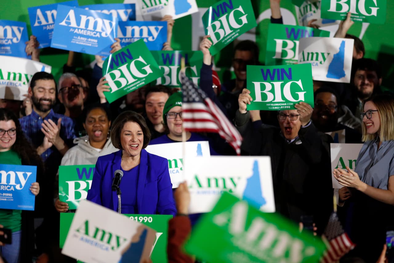 La senadora Amy Klobuchar quedó en un sorpresivo tercer lugar en el proceso celebrado este martes en New Hampshire.